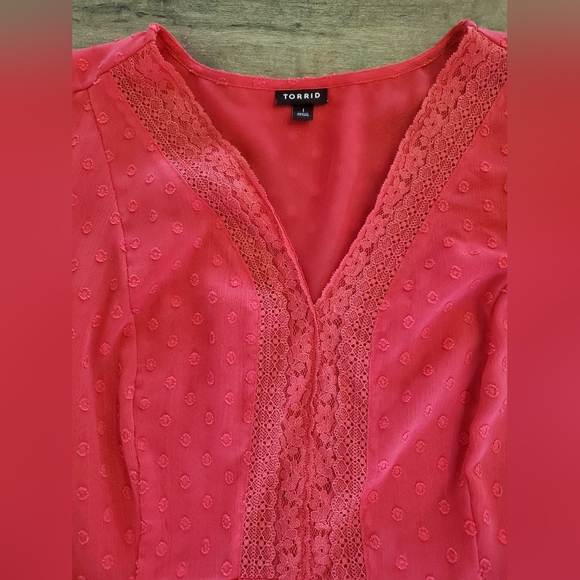 Torrid Coral Peplum Chiffon Clip Dot Lace Inset Top size 1x - Picture 6 of 9